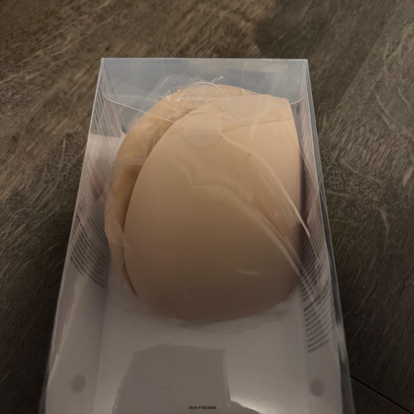 Madenform Invisible Adhesive Bra - Picture 3 of 6